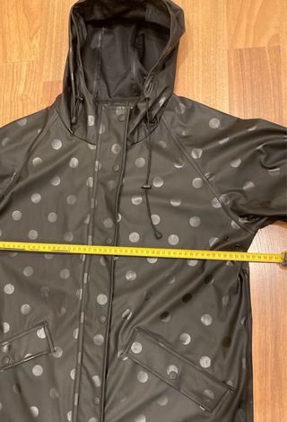 Impermeable negro con topos grises