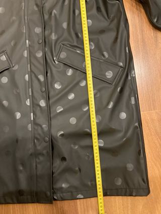 Impermeable negro con topos grises