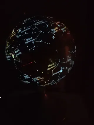 Globo terráqueo educativo, con constelaciones