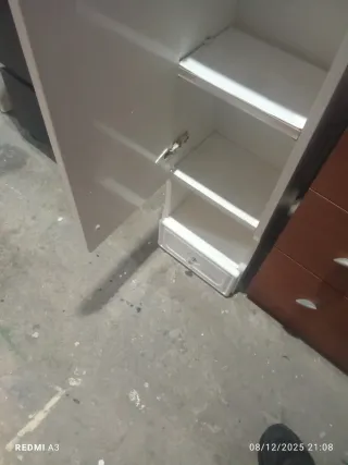 Armario de baño con puerta de cristal