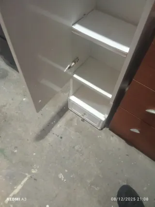 Armario de baño con puerta de cristal