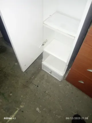 Armario de baño con puerta de cristal