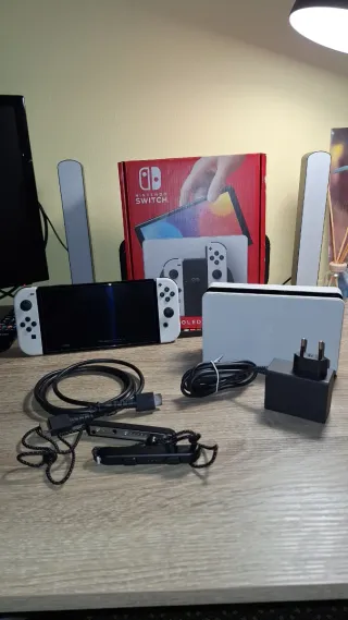 Nintendo Switch OLED Blanca + Fundas de transporte