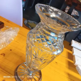 Antiguo Jarrón Tallado Cristal con base de plata