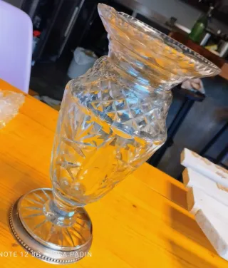 Antiguo Jarrón Tallado Cristal con base de plata
