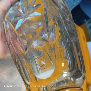 Antiguo Jarrón Tallado Cristal con base de plata