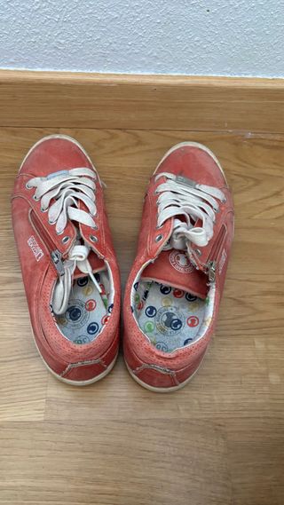 Zapatillas rojas con cremallera