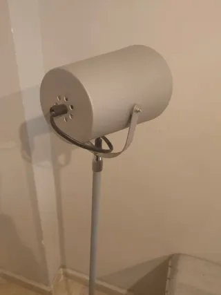 Lámpara de pie gris y blanca