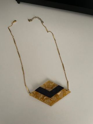 Colgante Geométrico Dorado y Negro