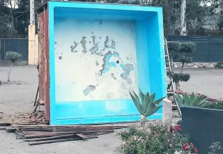 Piscina de poliéster azul y blanca
