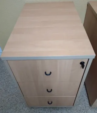 Cajonera con llave beige