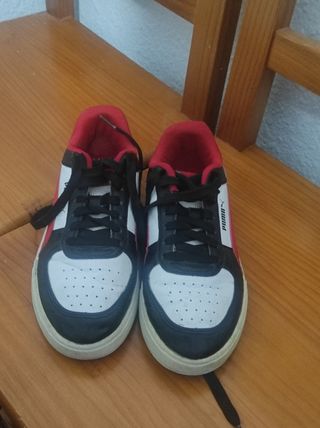 Zapatillas Puma rojas y blancas