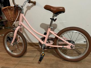 Bicicleta infantil rosa con cesta