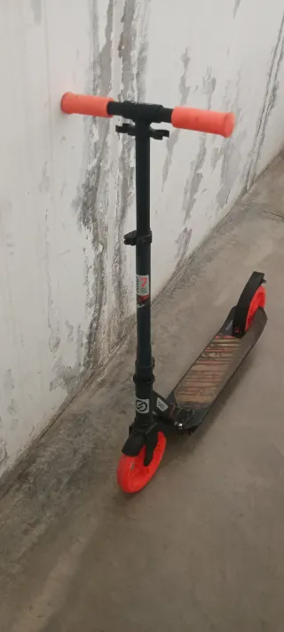 Patinete infantil naranja y negro