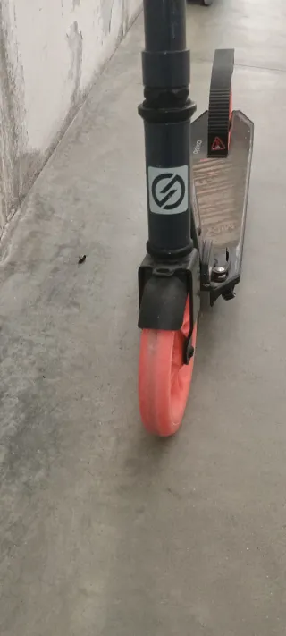 Patinete infantil naranja y negro