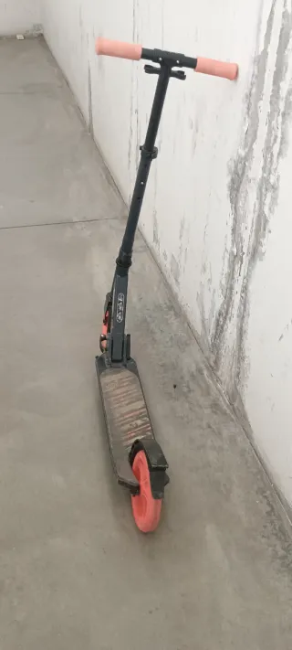 Patinete infantil naranja y negro