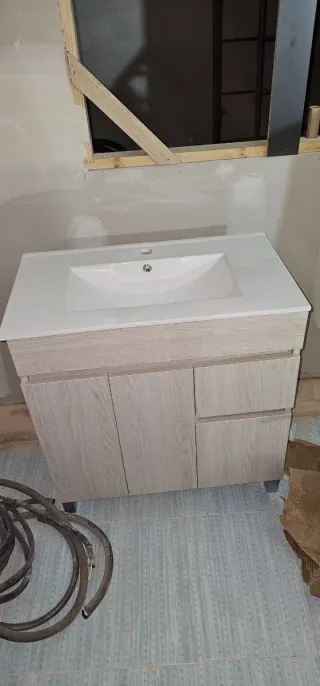 Mueble de baño con lavabo de cerámica
