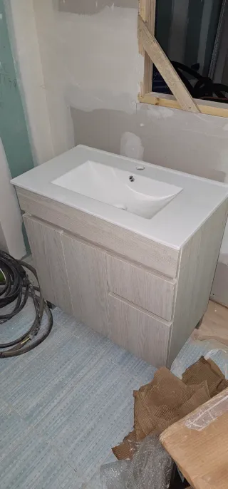 Mueble de baño con lavabo de cerámica