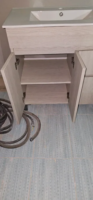 Mueble de baño con lavabo de cerámica