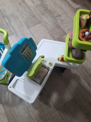 Supermercado y carrito con caja registradora