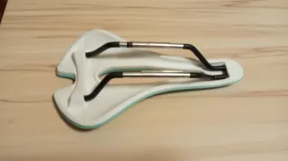 Sillín de bicicleta azul verdoso