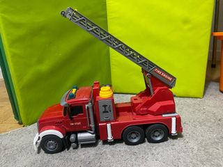 Camión de bomberos rojo con escalera