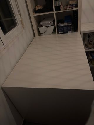 Mesa escritorio con estantería