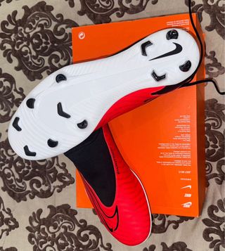 Scarpe da calcio Nike rosse e nere