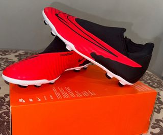 Scarpe da calcio Nike rosse e nere