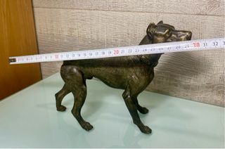 Escultura de perro hecha en bronce
