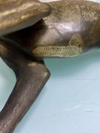 Escultura de perro hecha en bronce