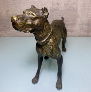 Escultura de perro hecha en bronce