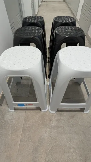 Pack 6 taburetes plástico apilables con reposapiés