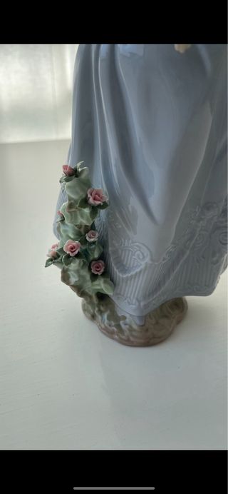 Figura Lladró Niña con Flores