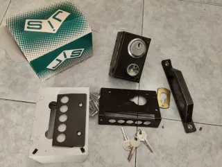 Puerta de hierro con ventana