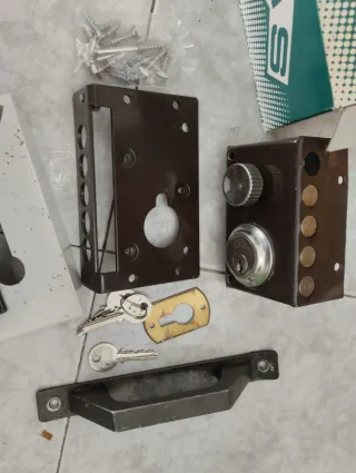 Puerta de hierro con ventana