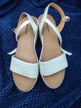 Sandalias blancas elevadas verano.