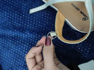 Sandalias blancas elevadas verano.