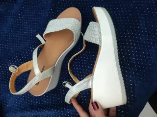 Sandalias blancas elevadas verano.