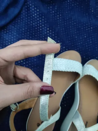 Sandalias blancas elevadas verano.