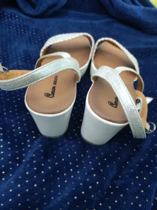 Sandalias blancas elevadas verano.