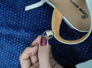 Sandalias blancas elevadas verano.