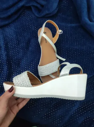 Sandalias blancas elevadas verano.