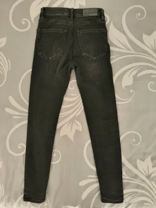 Pantalón pitillo Stradivarius, negro.