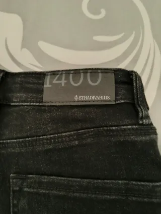 Pantalón pitillo Stradivarius, negro.