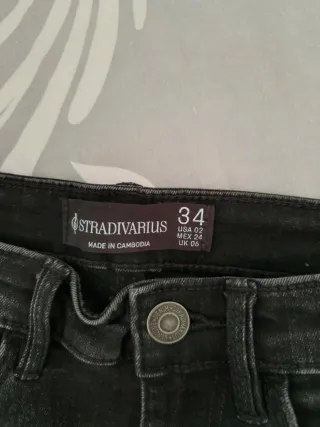Pantalón pitillo Stradivarius, negro.