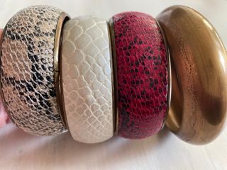 Pack 4 brazaletes metal y cuero