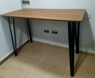 Mesa alta tipo barra con 2 taburetes