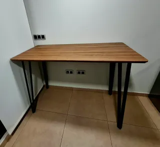 Mesa alta tipo barra con 2 taburetes