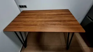 Mesa alta tipo barra con 2 taburetes